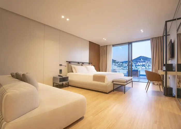 Yacht Premium Hotel